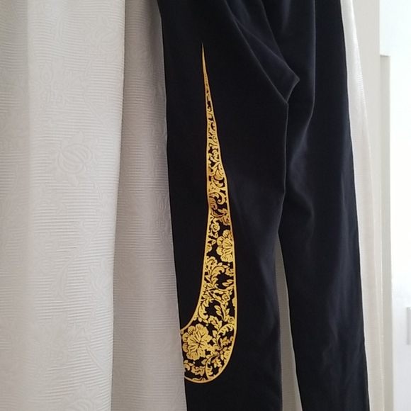 Nike back and gold leggings - Picture 4 of 4